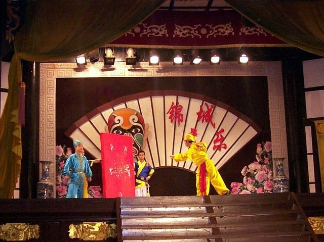 Wuhou theatre of Jinli street - Knife throwing show