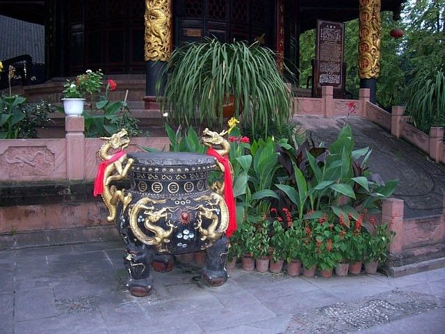 QingYang gong temple - Incense burner with dragon handles