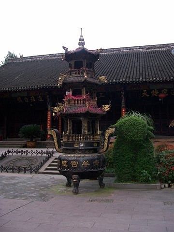 Temple QingYang gong - Brûle-encens devant la salle des trois purs