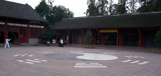 Temple QingYang gong - Cour avec peinture du symbole taoïste