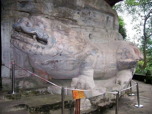 Baoding - Statue of a lion, guardian of the site