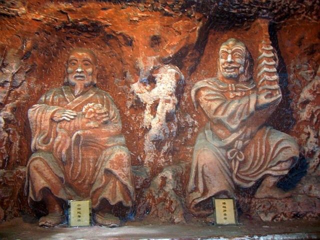Site bouddhique de Leshan - Bas-reliefs de deux arhats de la "grotte" des arhats