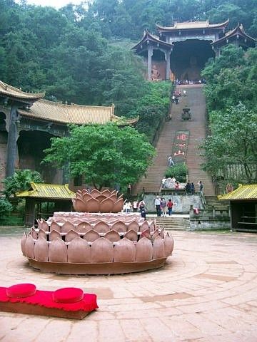 Leshan Buddhist site - Stairs leading to a seating Buddha