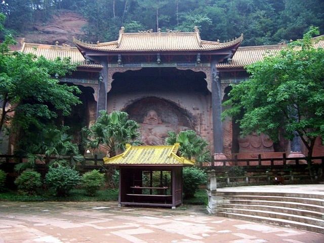 Leshan Buddhist site - Sculpture of Buddha seen from the main square