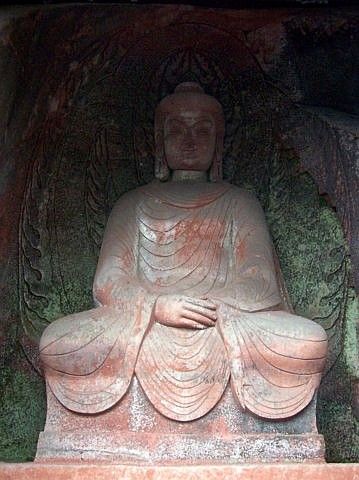 Leshan Buddhist site - Sculpture of a Buddha with a nimbus in the foreground