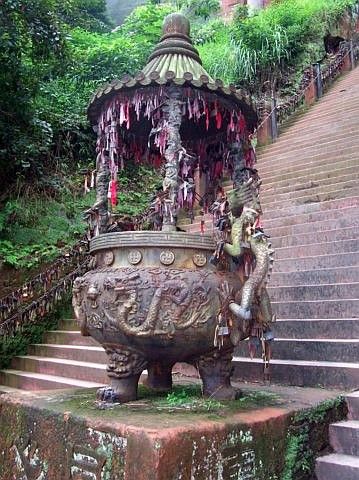 Site bouddhique de Leshan - Brûle-encens avec cadenas