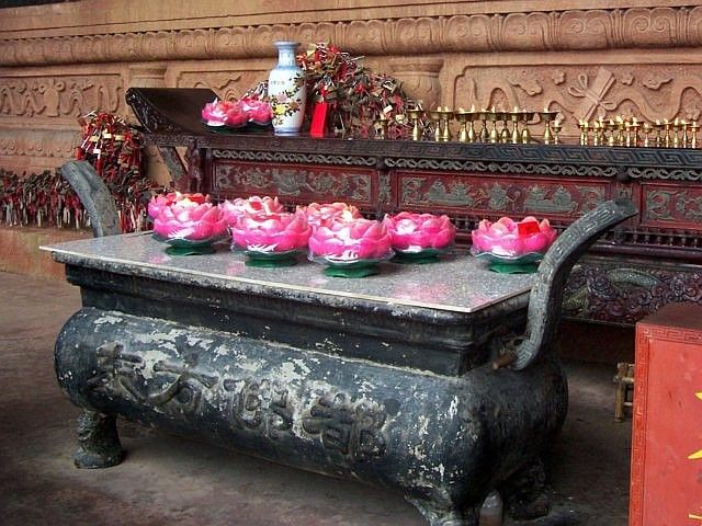 Leshan Buddhist site - Altar