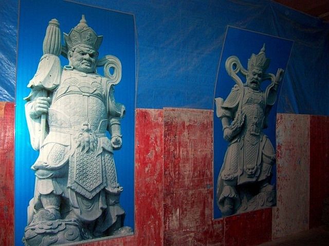 Site bouddhique de Leshan - Gardiens de l'Ouest et du Nord au temple Lingyun