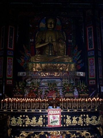 Temple Lingyun - Bouddha joignant les mains