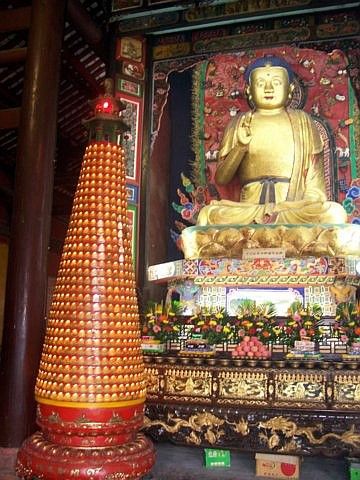 Lingyun temple - Bodhisattva to the right of Buddha