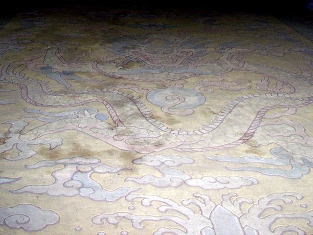 Forbidden city - Carpet with dragon pattern