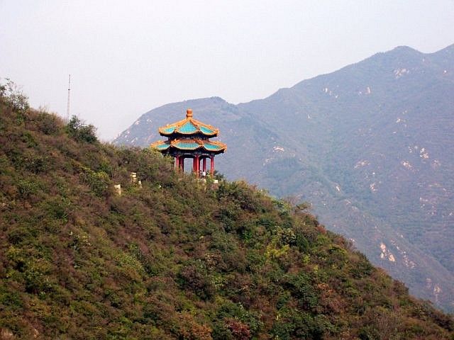 Passe de Juyongguang - pavillon à flanc de colline