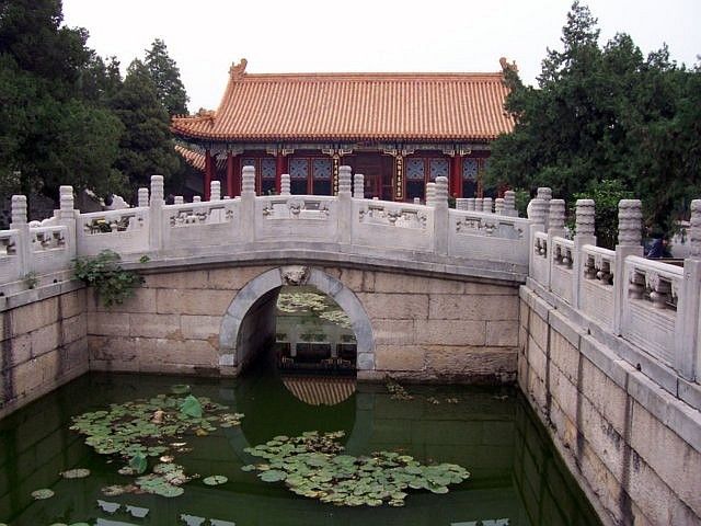 Summer palace - Bridge spanning a small canal