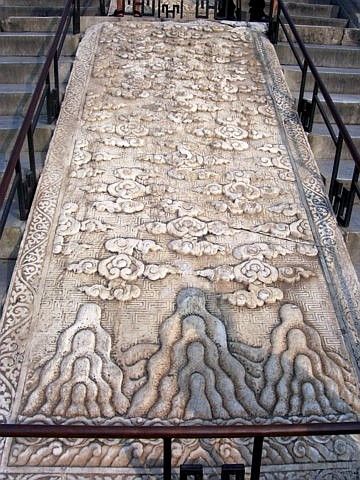 Temple du ciel - Premier danbi des escaliers, avec gravures de montagnes et nuages