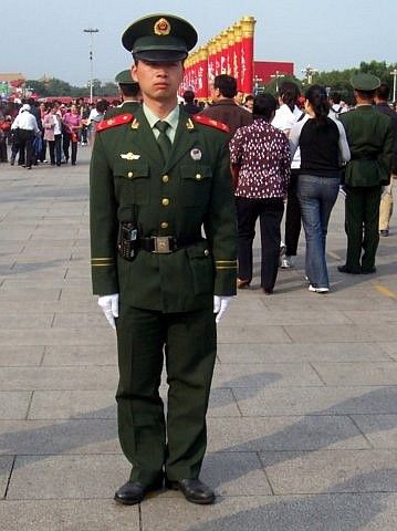 Place Tian'anmen - Militaire en faction