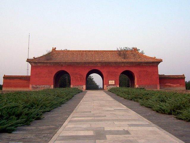 Porte rouge à l'entrée de la nécropole des Ming