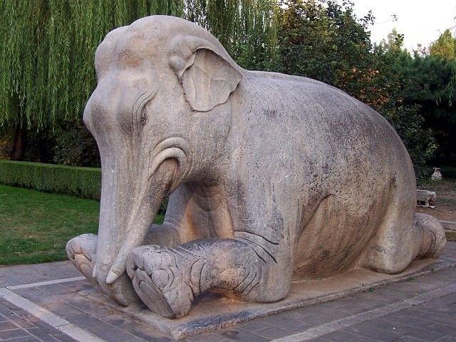 Voie des esprits de la nécropole des Ming - Statue d'éléphant couché