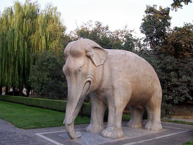 Voie des esprits de la nécropole des Ming - Statue d'éléphant debout