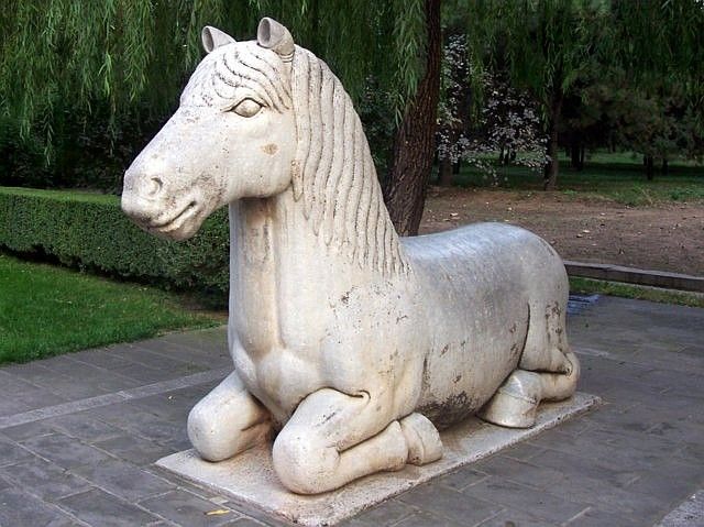 Voie des esprits de la nécropole des Ming - Statue de cheval couché