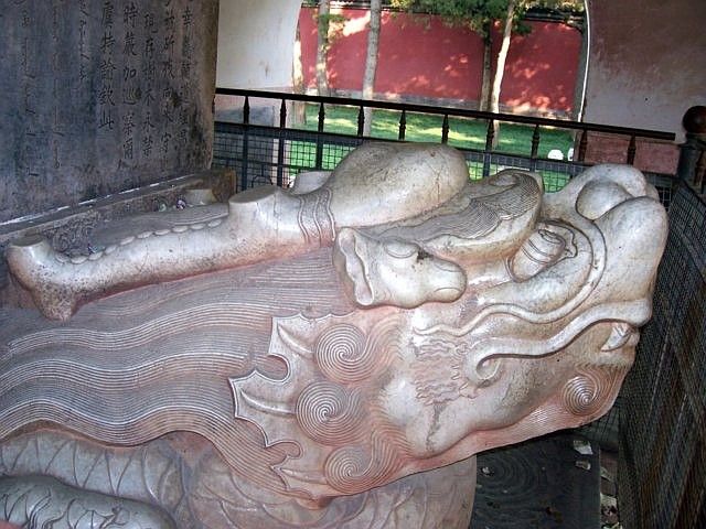 Changling - Dragon statue supporting a stele