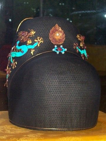 Dingling museum - headdress of emperor