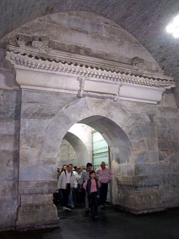 Dingling - Porte d'accès au palais souterrain