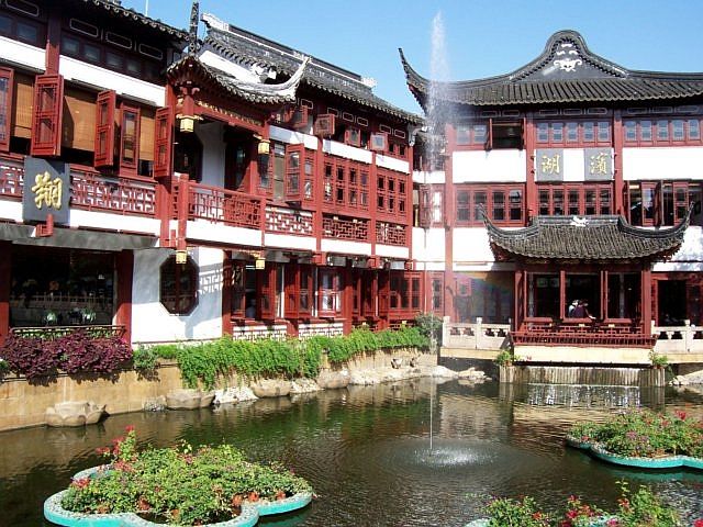 Yu garden - "Lotus pool" with a water jet