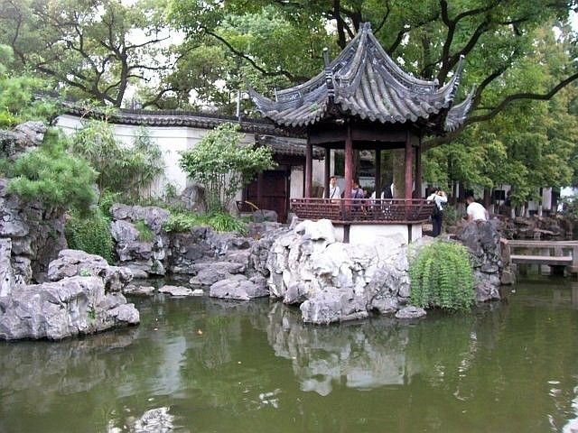 Jardin Yu - Pavillon sur un rocher devant le plan d'eau