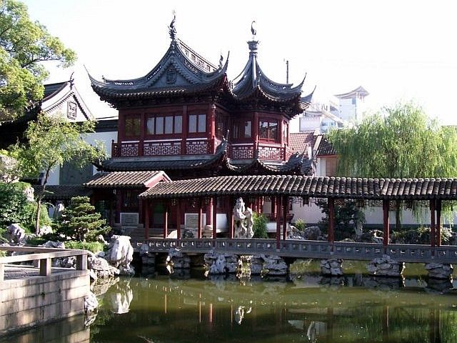Jardin Yu - Pont couvert en zigzag devant un pavillon