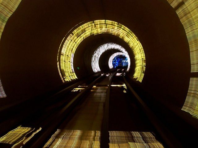 Pudong - Tunnel touristique du Bund avec faisceaux lumineux