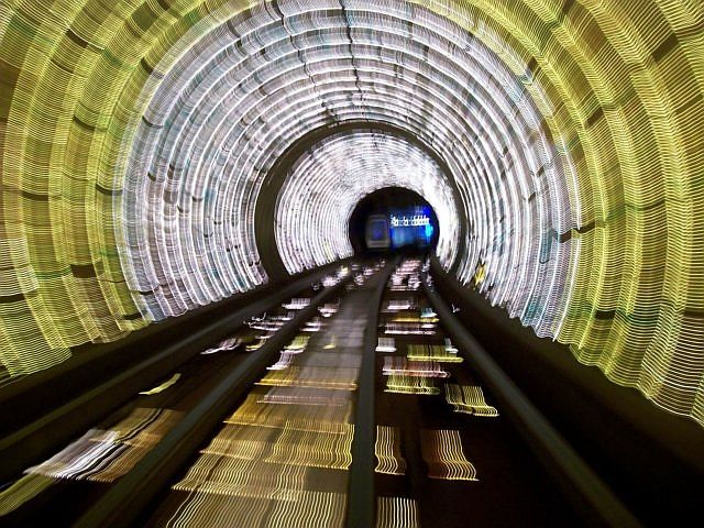 Pudong - Tunnel touristique du Bund avec scintillements