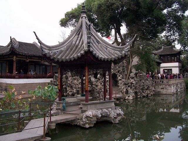 Lion forest garden - Pavilion with zigzag access