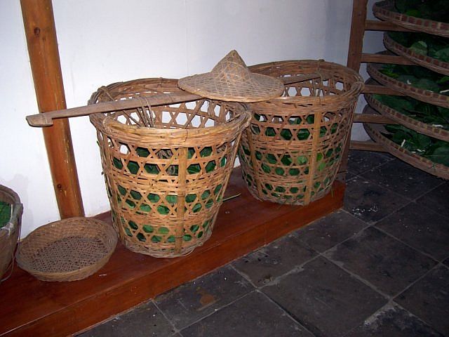 Musée de la soie - Palanche remplies de feuilles de mûrier