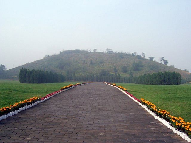 Han Yangling museum - funeral mound