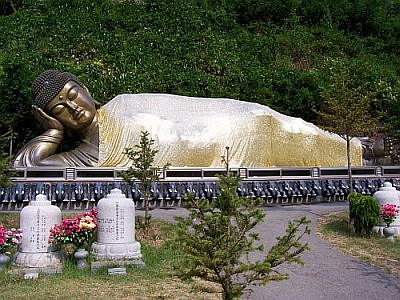 Bouddha allongé prêt à entrer au Nirvana