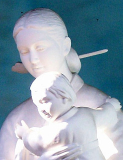 Statue de la Vierge à l'enfant