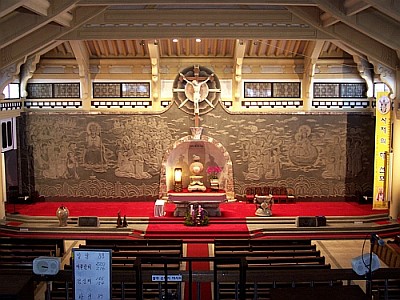 A l'intérieur de la basilique de Saenamteo