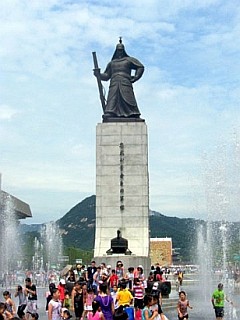 Statue de l'amiral Yi Sun-Sin sur l'avenue Sejonggno