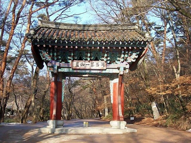 Beopjusa temple - Gate with "one pillar"