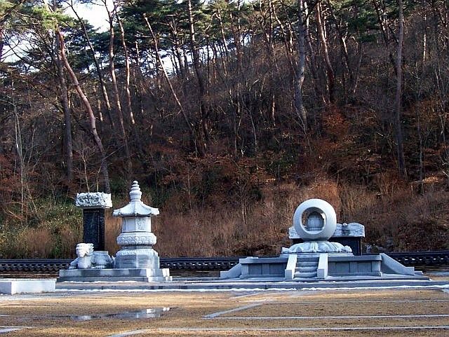 Beopjusa temple - Stele and budos
