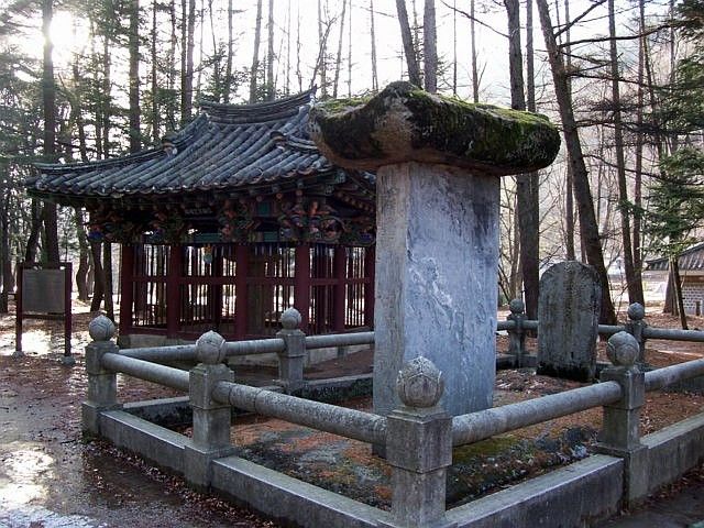Temple Beopjusa - Stèle en mémoire d'un moine