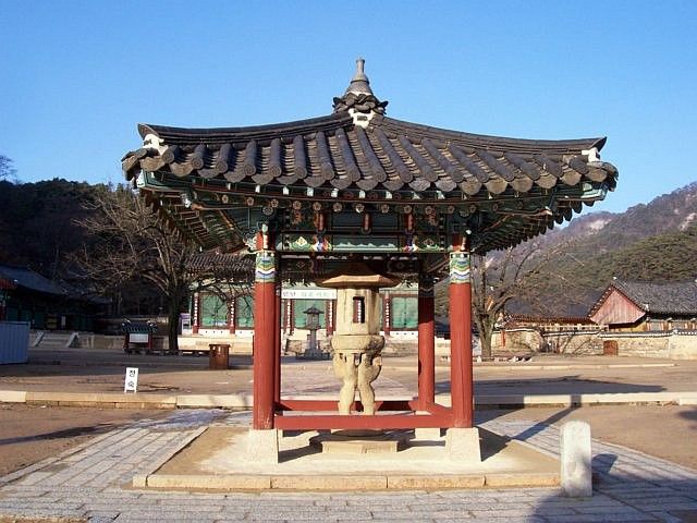 Beopjusa Buddhist temple - Lantern pedestal carved with two lions