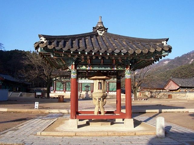 Temple bouddhiste Beopjusa - Lanterne avec piédestal sculpté de deux lions