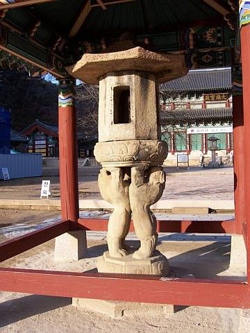 Temple Beopjusa - Lanterne avec piédestal sculpté de deux lions