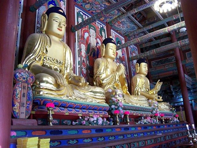 Temple Beopjusa - Triade de bouddhas