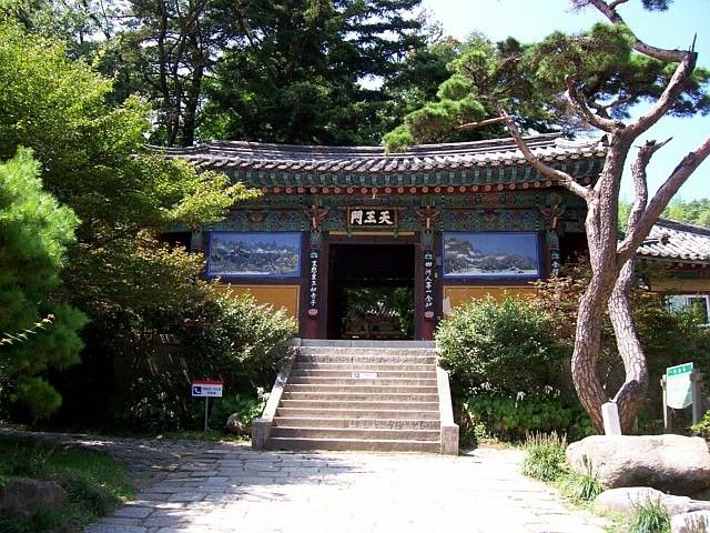 Beomeosa temple - Gate of the kings of Heaven