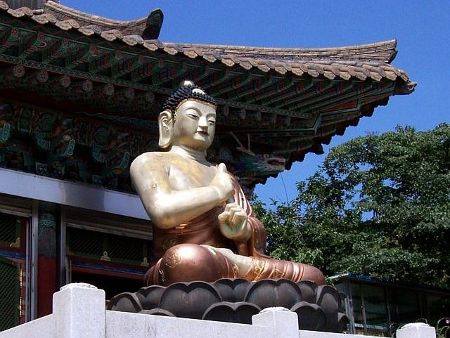 Temple Beomeosa - Statue de Bouddha polychrome