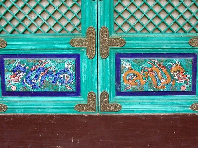 Tongdosa Buddhist temple - Decorations on door