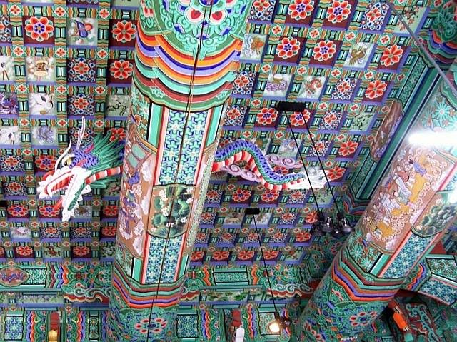Temple Bomunsa - Décorations du plafond (en caisson, dragon) et des poutres