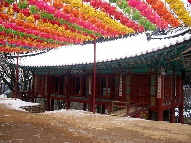 Temple Jeongdeungsa - Hall et lanternes de couleur